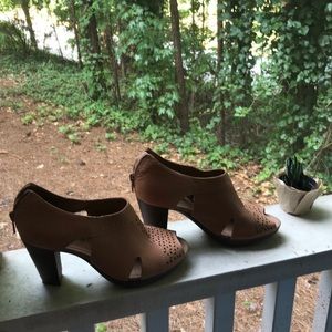 Clarke’s cushion soft heels